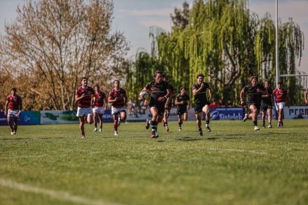 frisbee player sprinting on field
